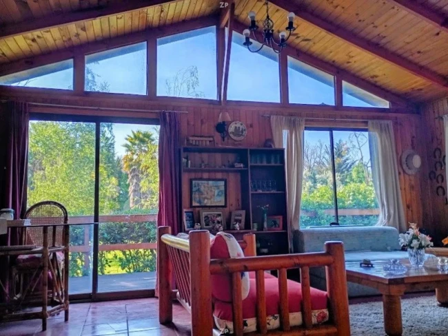 Parcela en venta de 5.749 m² con casa, piscina y quincho en condominio