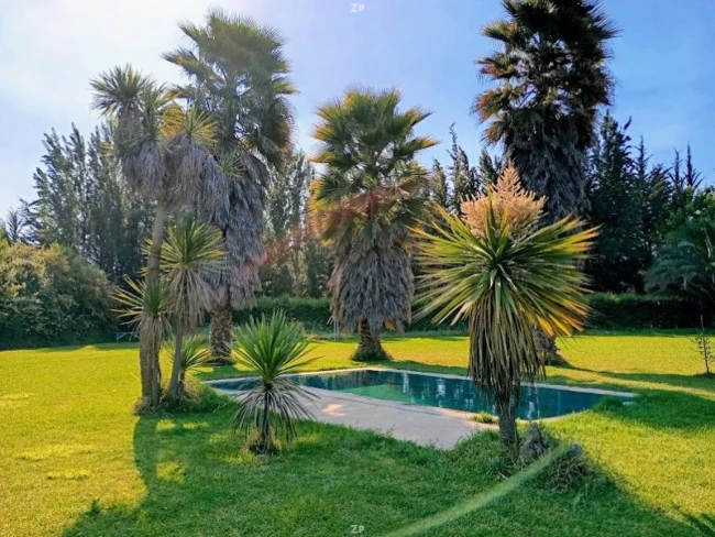 Parcela en venta de 5.749 m² con casa, piscina y quincho en condominio