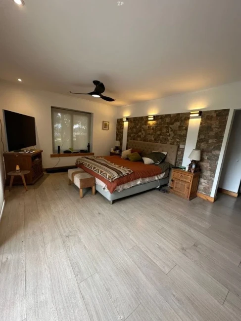 Parcela en venta de 5.000 m² con casa, piscina, quincho y 3 suites