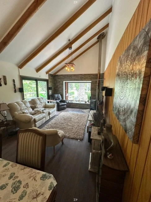 Parcela en venta de 5.000 m² con casa, piscina, quincho y 3 suites