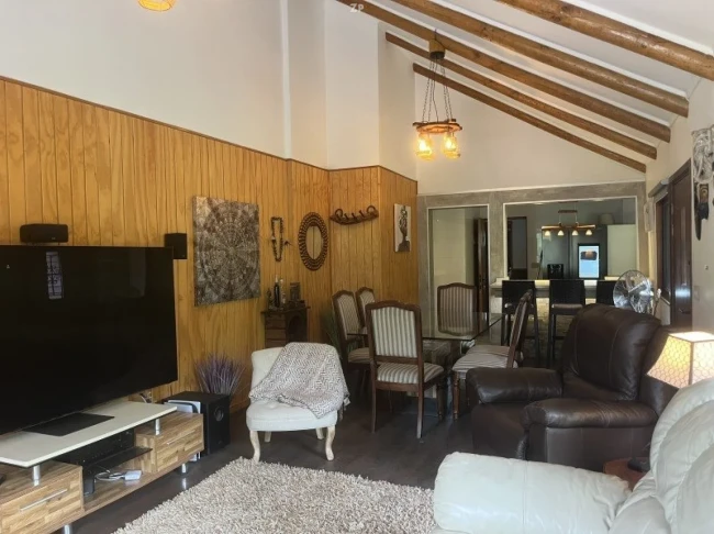Parcela en venta de 5.000 m² con casa, piscina, quincho y 3 suites
