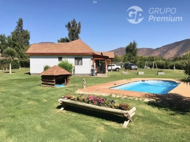 Parcela en venta con dos casas, piscina, quincho y 5 dormitorios