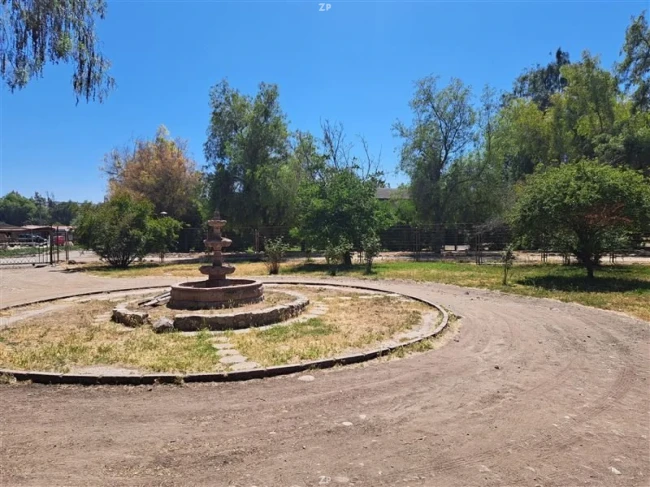 Parcela en venta de 5.048 m² con casa, piscina, quincho y 4 dormitorios