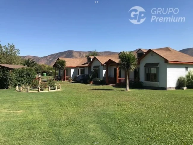 Parcela en venta con dos casas, piscina, quincho y 5 dormitorios