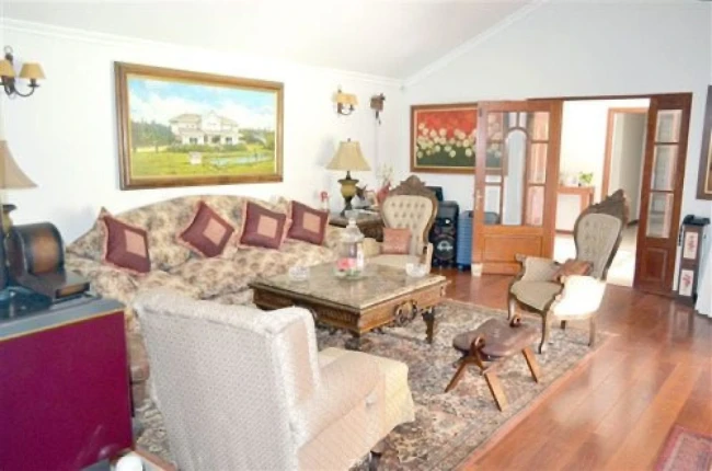 Parcela en venta de 5.000 m² con casa, piscina, terraza y 4 dormitorios