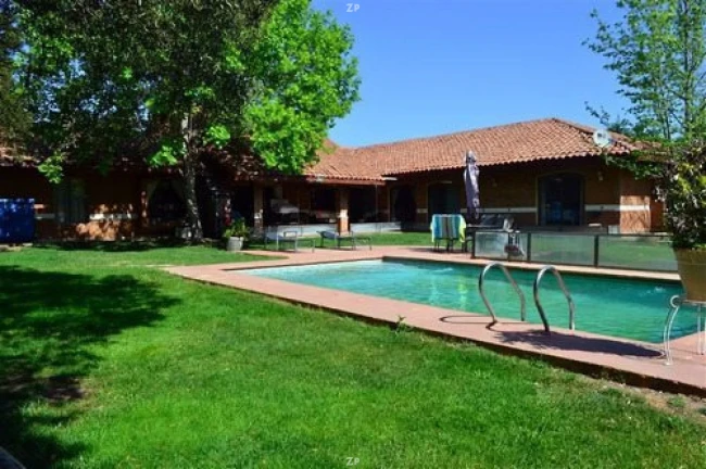 Parcela en venta de 5.000 m² con casa, piscina, terraza y 4 dormitorios