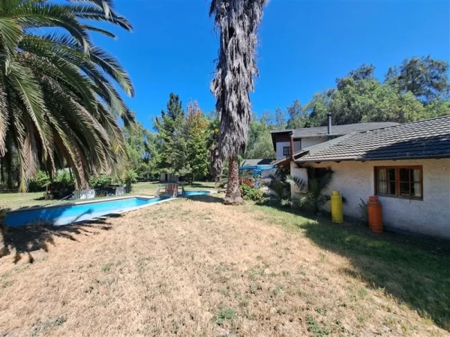 Parcela en venta de 5.048 m² con casa, piscina, quincho y 4 dormitorios