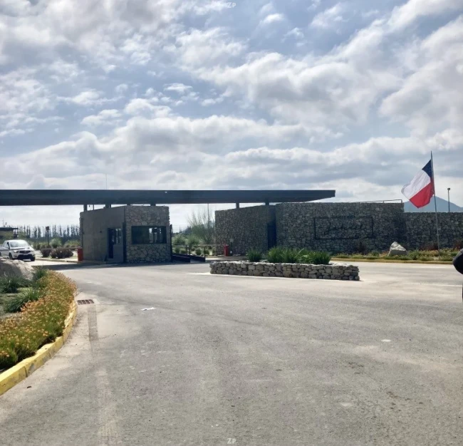 Parcela en venta de 5.025 m² en condominio con acceso controlado