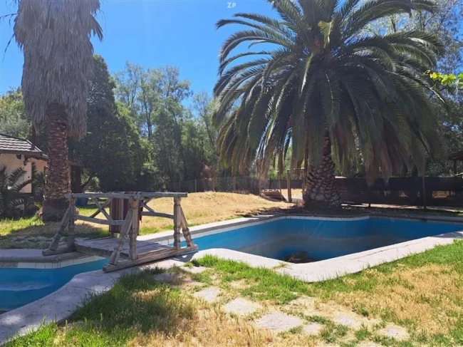 Parcela en venta de 5.048 m² con casa, piscina, quincho y 4 dormitorios