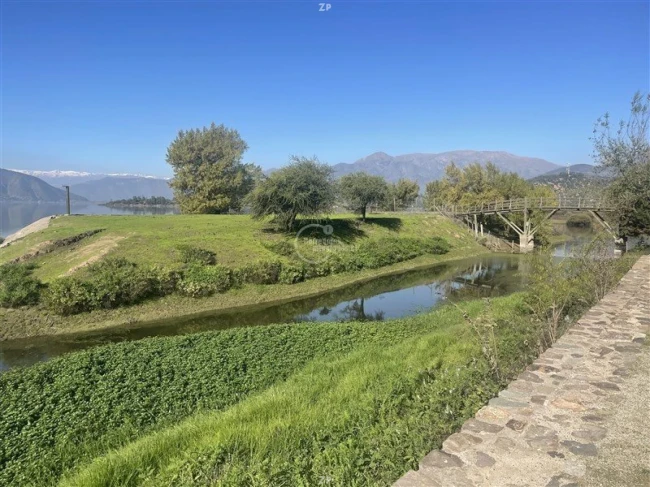 Parcela en venta de 5.000 m² con casa, 2 dormitorios y acceso a laguna
