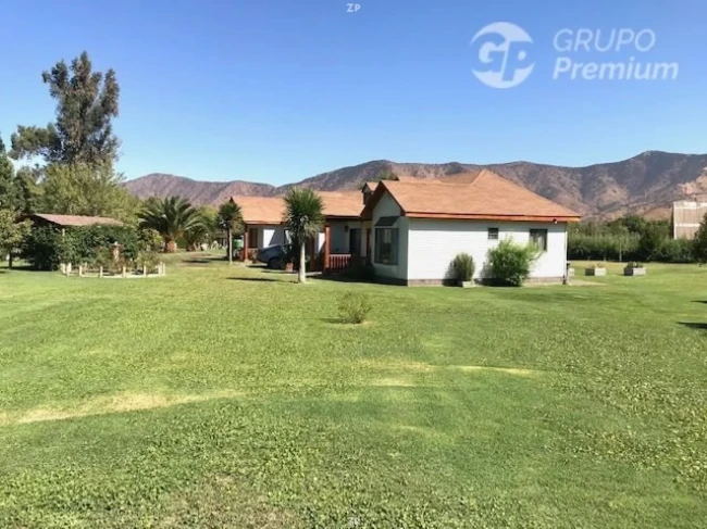 Parcela en venta con dos casas, piscina, quincho y 5 dormitorios