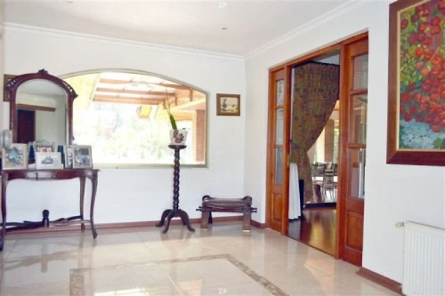 Parcela en venta de 5.000 m² con casa, piscina, terraza y 4 dormitorios