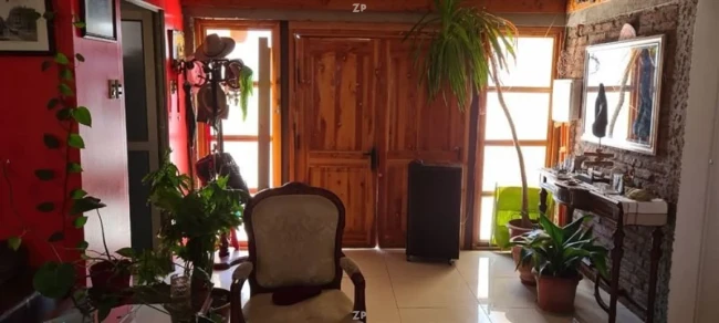 Parcela en venta con casa de 4 dormitorios, bodegas y árboles frutales