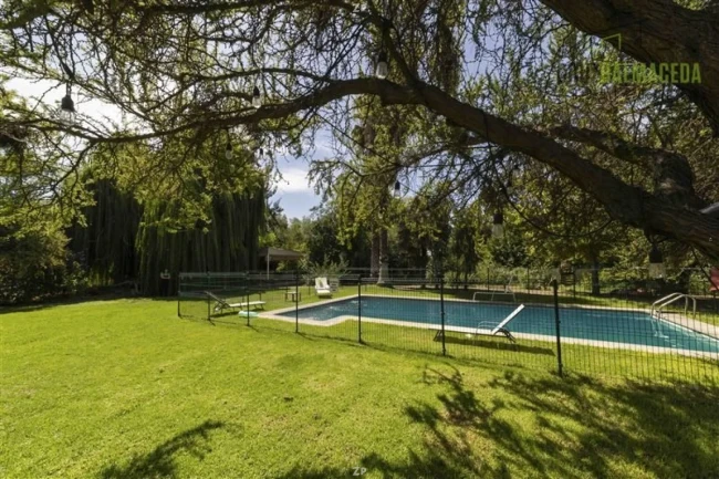 Parcela en venta con 2 casas, piscina, quincho y 5 dormitorios