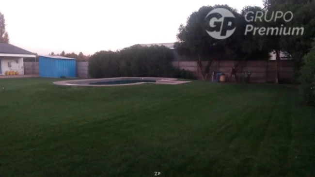 Parcela en venta de 5 dormitorios, 4 baños, jacuzzi y garaje cerrado