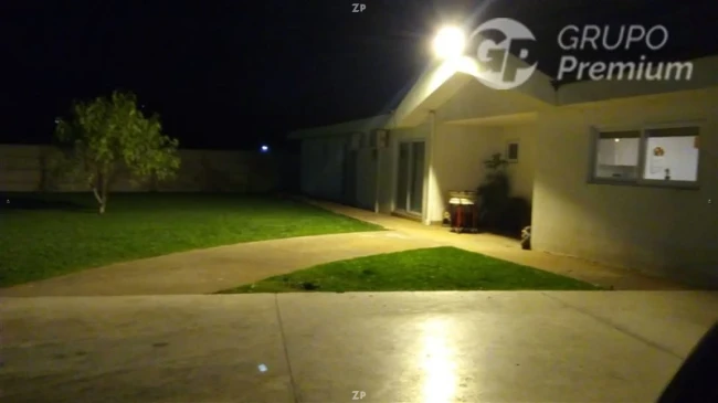 Parcela en venta de 5 dormitorios, 4 baños, jacuzzi y garaje cerrado