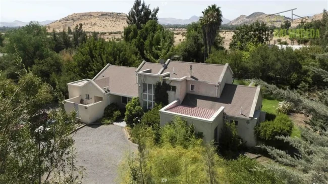 Parcela en venta con 2 casas, piscina, quincho y 5 dormitorios