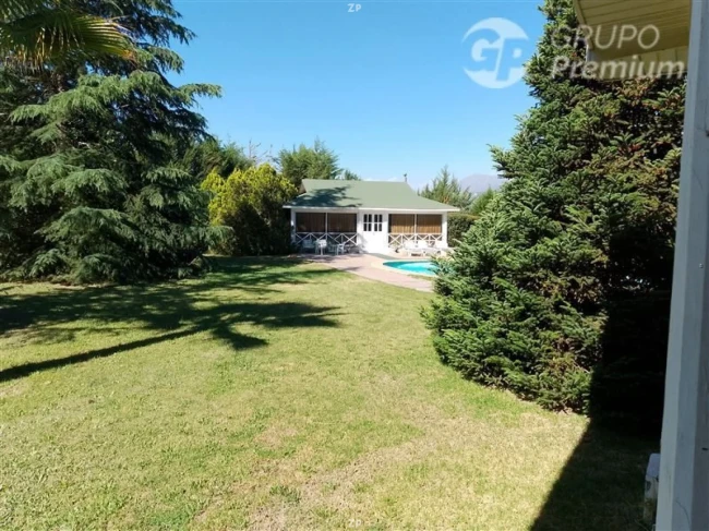 Parcela en venta de 5.000 m² con 5 dormitorios, 8 baños y losa radiante