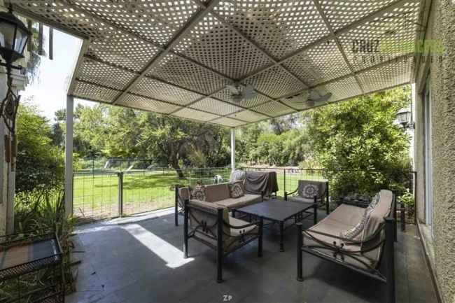 Parcela en venta con 2 casas, piscina, quincho y 5 dormitorios