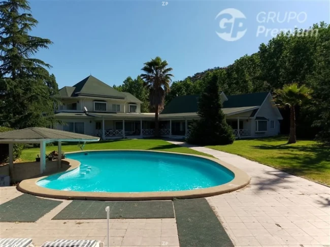 Parcela en venta de 5.000 m² con 5 dormitorios, 8 baños y losa radiante