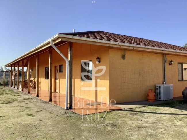 Parcela en venta con casa de 122 m², 3 dormitorios, terrazas y bodega