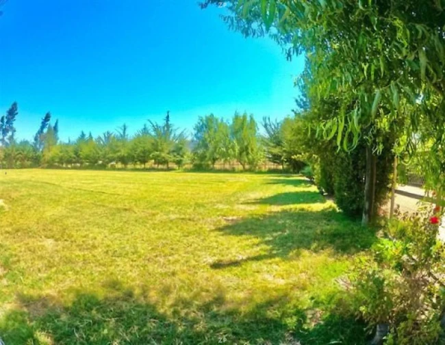 Parcela en venta con casa de 2 dormitorios, bodega y condominio