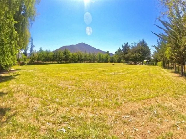 Parcela en venta con casa de 2 dormitorios, bodega y condominio