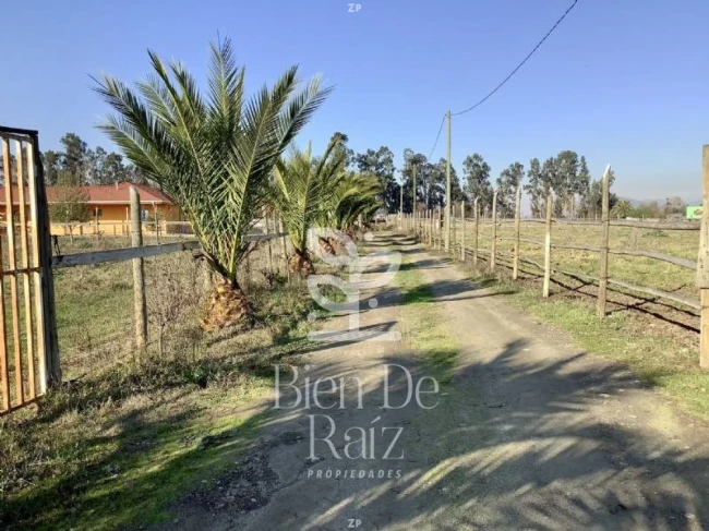 Parcela en venta con casa de 122 m², 3 dormitorios, terrazas y bodega