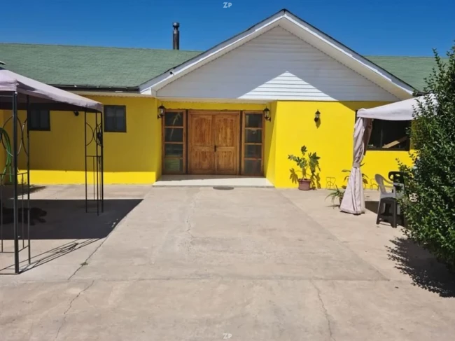 Parcela en venta con casa de 4 dormitorios, bodegas y árboles frutales