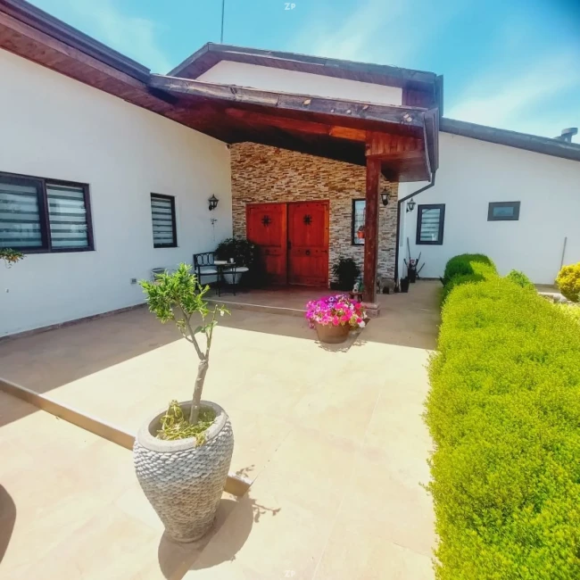 Parcela en venta con casa de 5 dormitorios, piscina, quincho y bodega