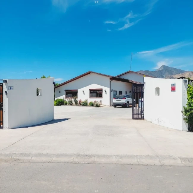 Parcela en venta con casa de 5 dormitorios, piscina, quincho y bodega