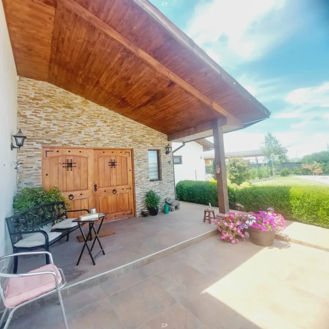 Parcela en venta con casa de 5 dormitorios, piscina, quincho y bodega