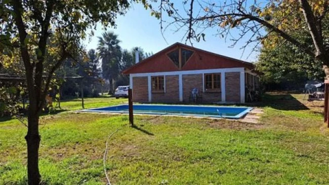 Parcela en venta con casa de 140 m², 3 dormitorios, piscina y 5 estacionamientos