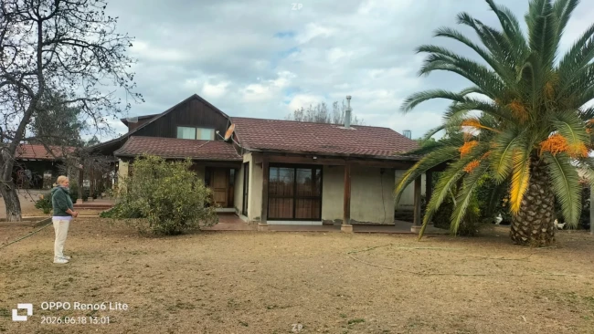 Vendo terreno 2600 con 2 casas orilla carretera sector Gultro