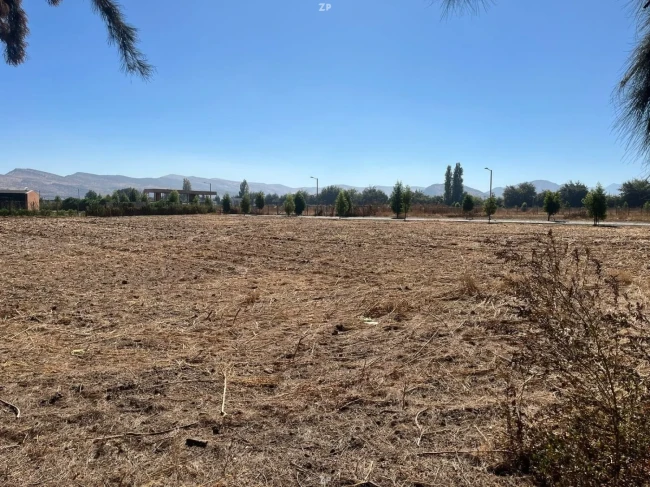 Parcela en venta de 5.059 m² plana con pinos y seguridad 24/7