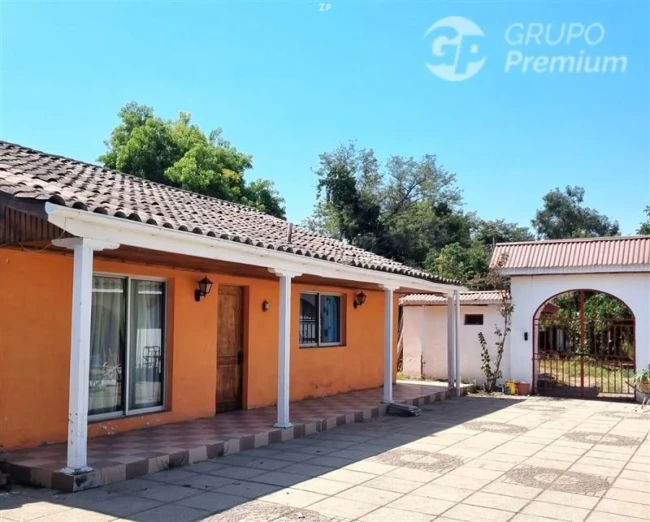 Parcela en venta con 4 construcciones, local comercial, piscina y 21.000 m²