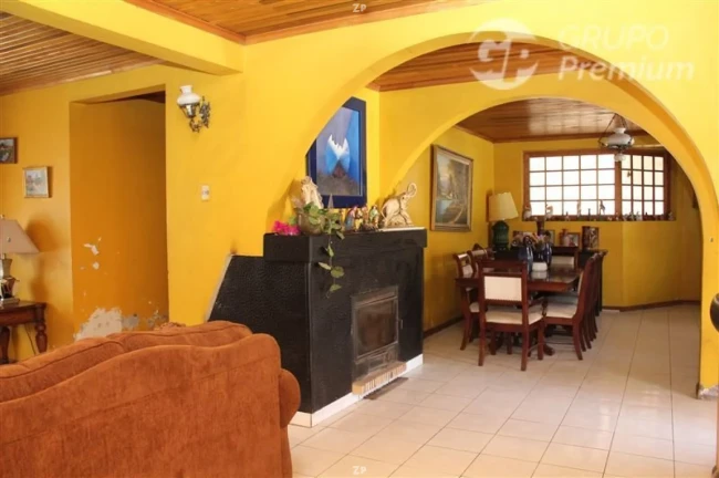 Parcela en venta con 4 construcciones, local comercial, piscina y 21.000 m²