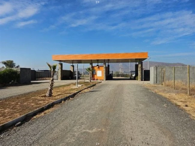 Parcela en venta de 5.300 m² en condominio con acceso controlado y luz