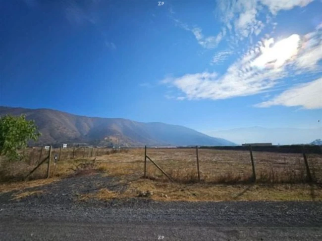 Parcela en venta de 5.300 m² en condominio con acceso controlado y luz