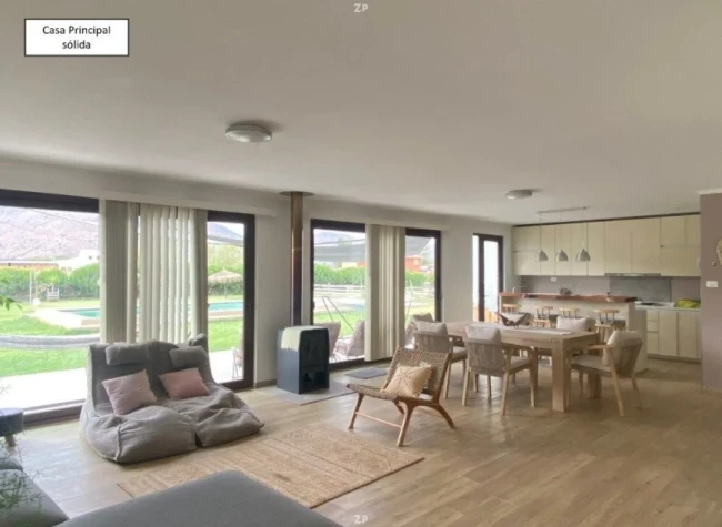 Parcela en venta con 2 casas, piscina, quincho y 5 dormitorios