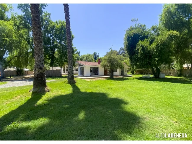 Parcela en venta con centro de eventos, quincho, piscina y 4 dormitorios