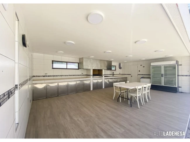 Parcela en venta con centro de eventos, quincho, piscina y 4 dormitorios