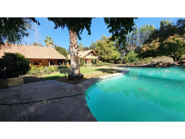 Parcela en venta con casa colonial de 6 dormitorios, piscina y jardín