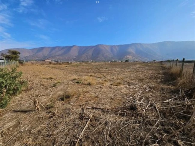 Parcela en venta de 5.300 m² en condominio con acceso controlado y luz