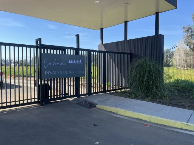 Parcela en venta de 5.059 m² plana con pinos y seguridad 24/7