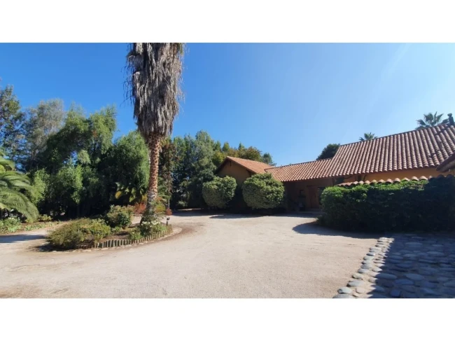 Parcela en venta con casa colonial de 6 dormitorios, piscina y jardín