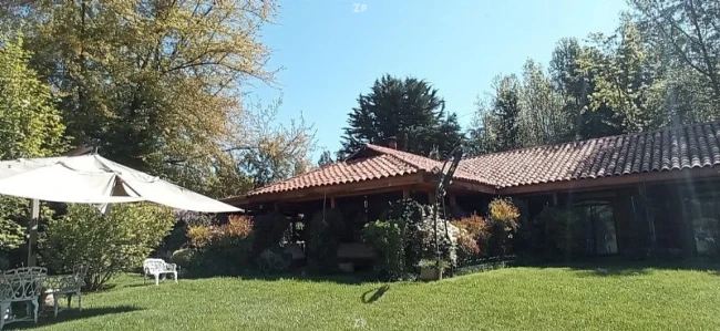 Parcela en venta con casona chilena, piscina, quincho y 5 dormitorios