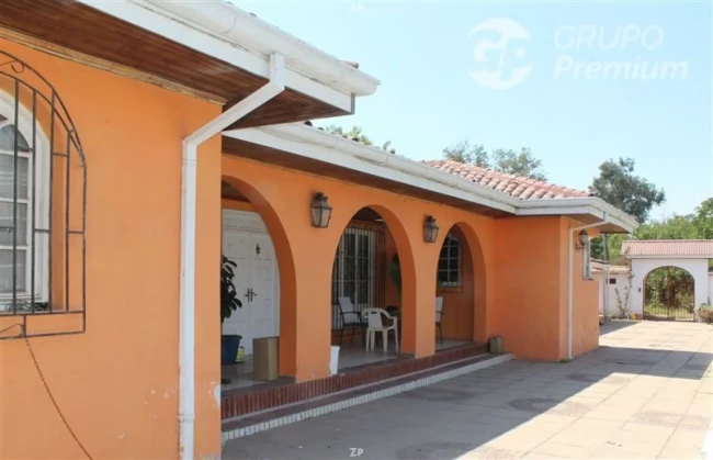 Parcela en venta con 4 construcciones, local comercial, piscina y 21.000 m²