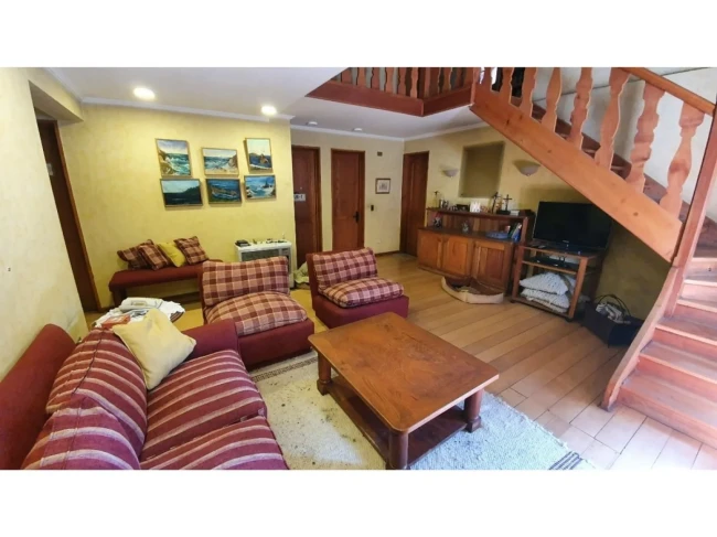 Parcela en venta con casa colonial de 6 dormitorios, piscina y jardín
