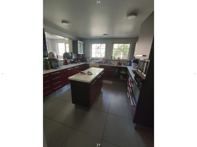 Parcela en venta de 4.000 m² con 3 casas, piscina y áreas verdes